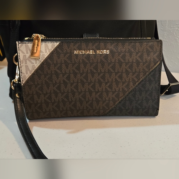 EUC Michael Kors Black and Brown Colorblock Wristlet - Picture 1 of 8